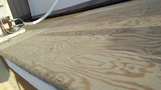 天白区で瓦屋根を金属屋根に葺き替えのため防水シートと屋根材を取り付け